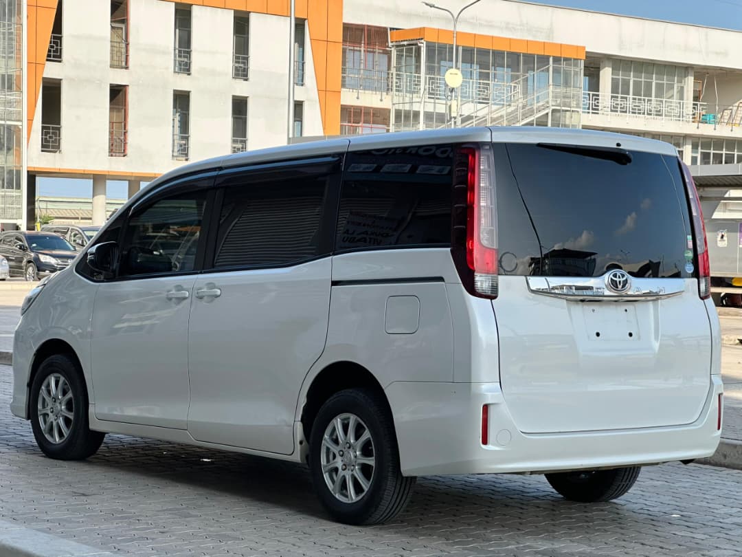Toyota noah thumbnail 2